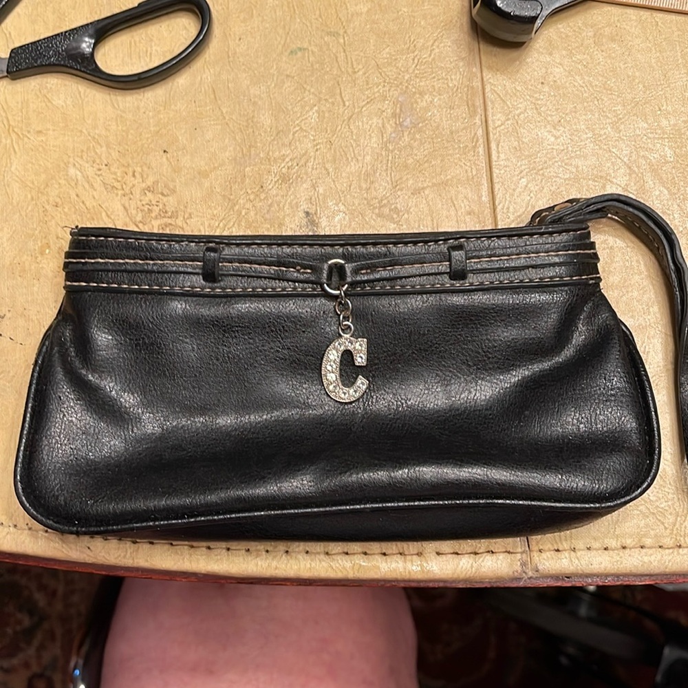 🔴WRIST PURSE W/ZIPPER AND METAL LETTER C ENCRUSTED W/Clear STONES-great detail